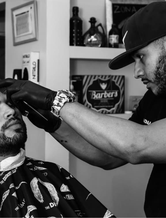 Shaping a full beard with clippers